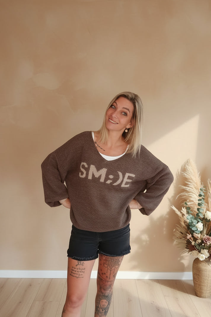 Boho-Luxe brauner Strickpullover mit weißem Print und V-Ausschnitt.