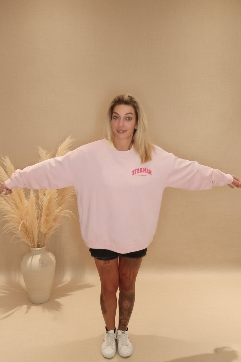 Namasté Oversize Sweater Pink – Frontansicht ausgebreitete Arme, Oversized-Fit gut sichtbar, Pampas-Vase