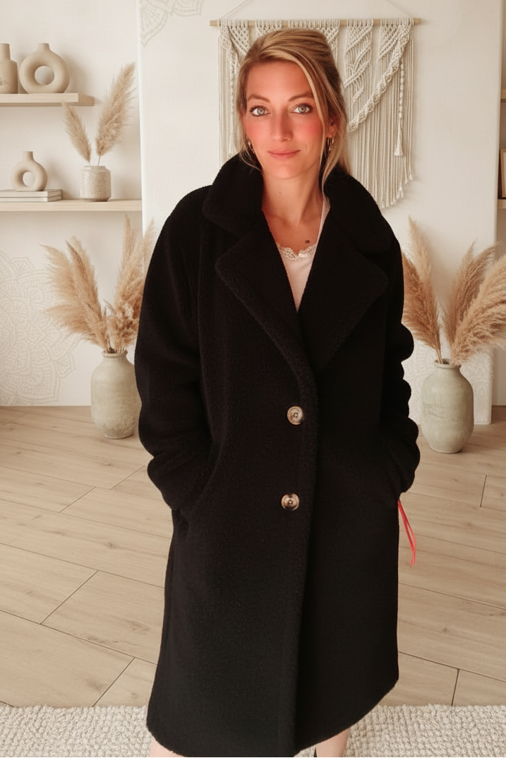 Teddy-Mantel Damen in Schwarz – eleganter Long-Mantel, Boho-Setting mit Regalen und Makramee