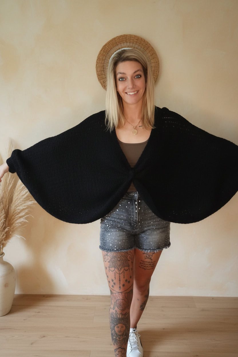 Schwarzer Oversized Cardigan – Lifestyle-Shot, warmer Sandton-Hintergrund