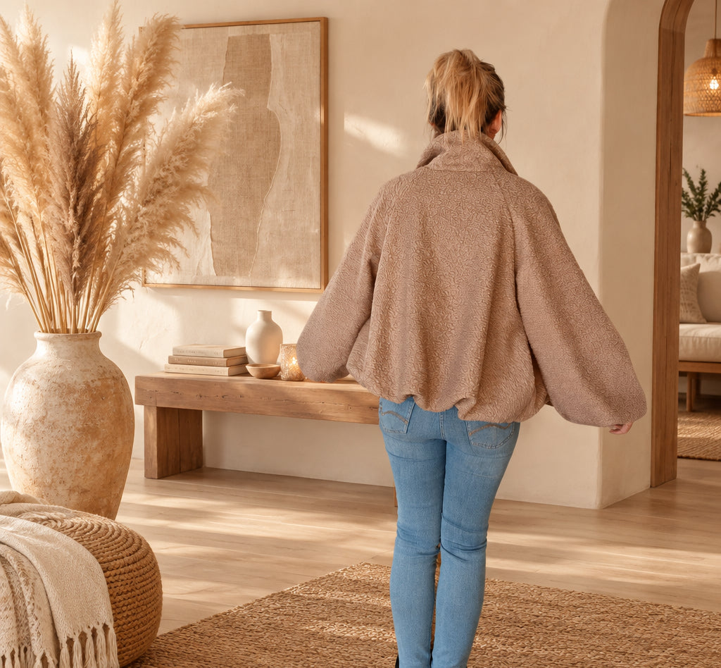 Hellbeige Teddyjacke mit weiten Ärmeln, Rückansicht am Model