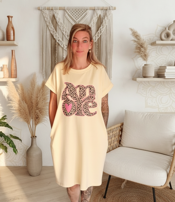 Boho-Luxe Damenkleid in Creme mit Leopardenmuster-Print und weichem Stoff.