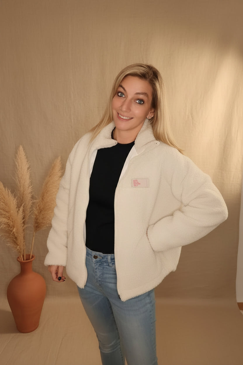 Teddyjacke Damen Creme – Frontansicht geschlossen Pampas-Vase
