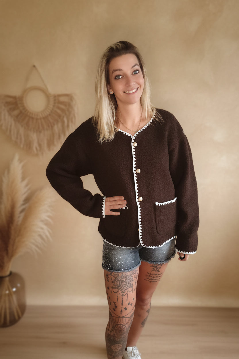 Bouclé Strickjacke Braun – Rückenansicht Häkelborte Saum Detail Boho