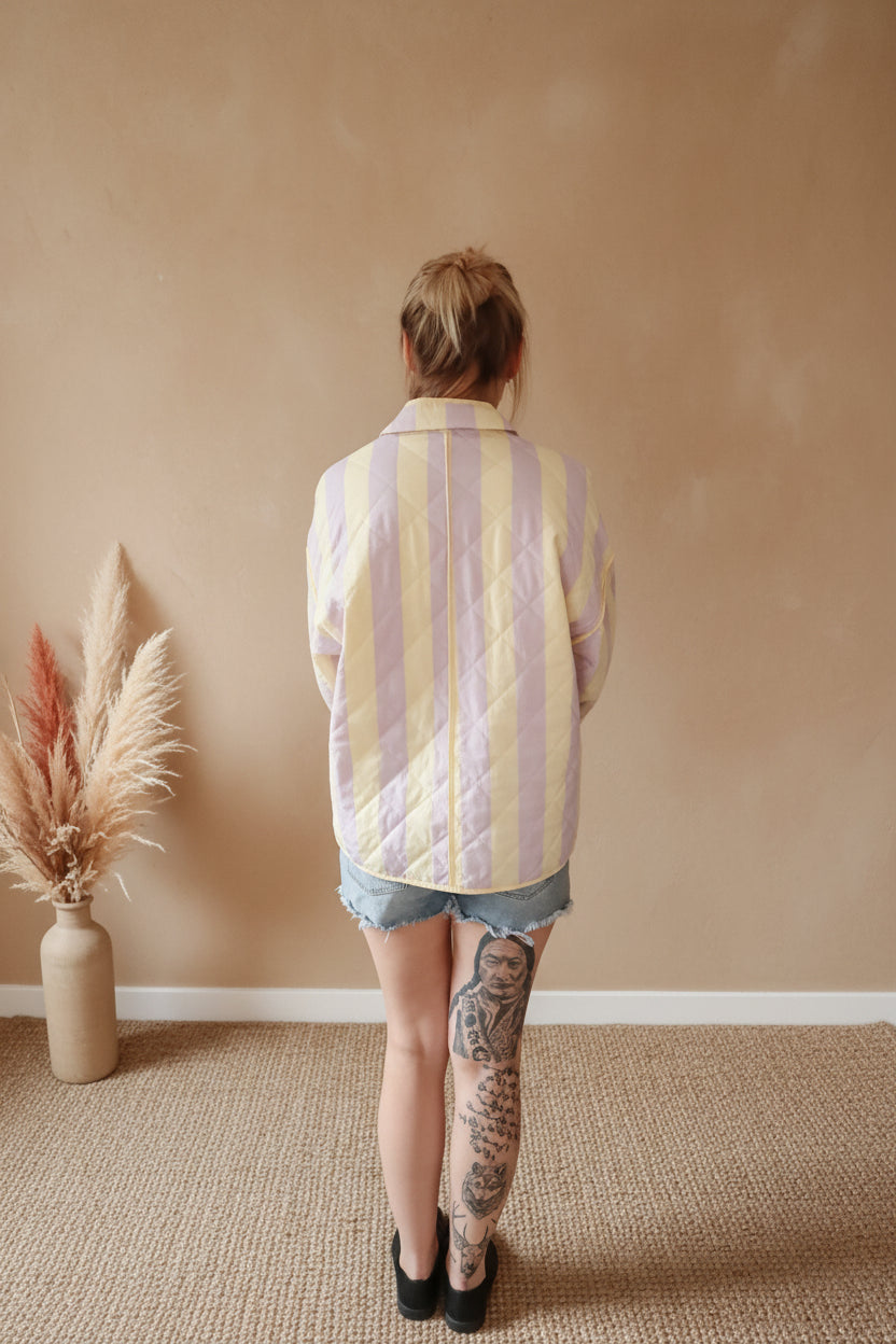 Boho-Luxe gesteppte Jacke in Pastellgelb und Flieder mit Streifenmuster.