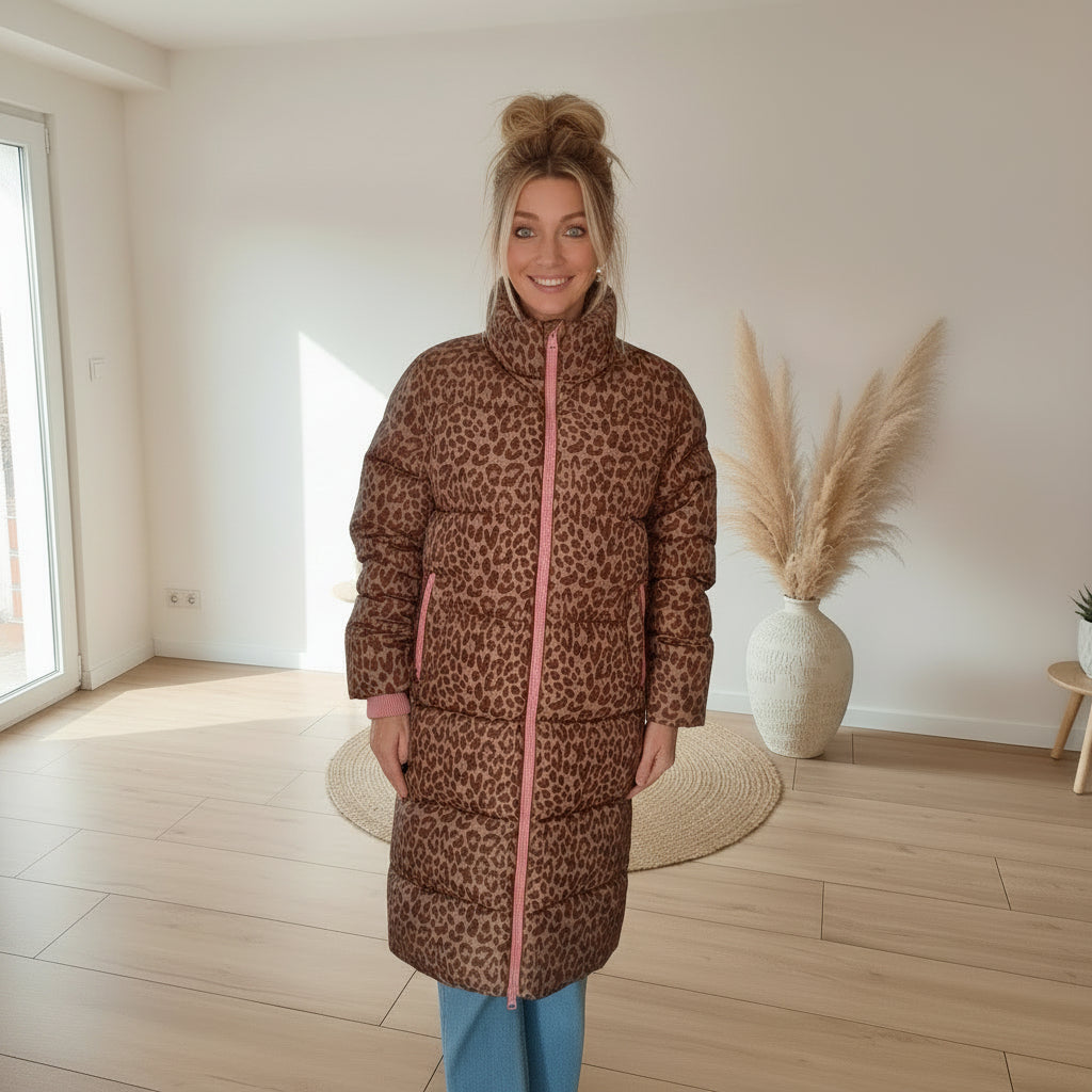 Zwillingsherz Leo-Steppmantel in Khaki, Nahaufnahme von Kragen und Frontpartie
