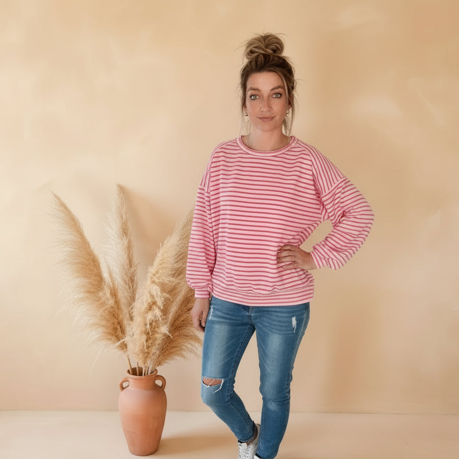 Damen Streifenpullover in Rosa und Weiß, Frontansicht mit lockerem Rundhalsausschnitt