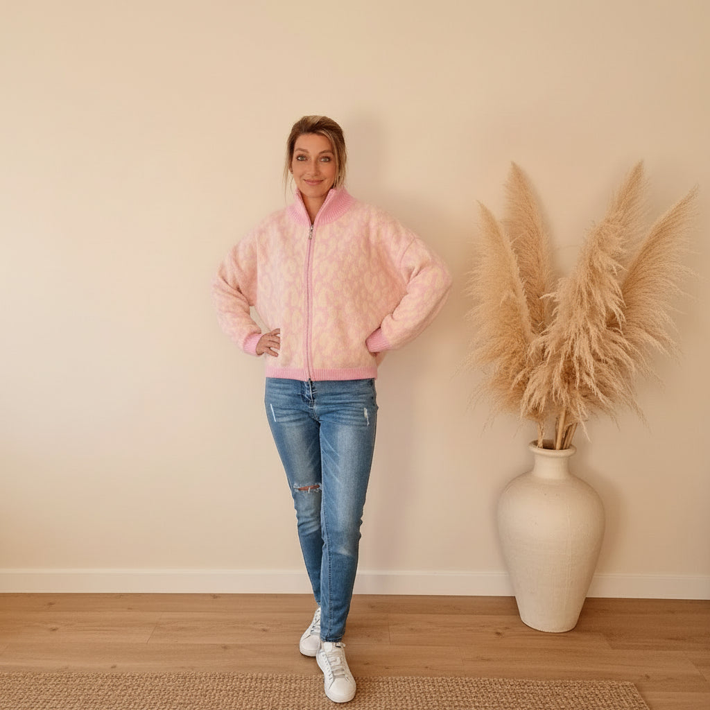 Detailansicht der rosafarbenen Damen-Strickjacke mit hohem Kragen, Reißverschluss und gerippten Bündchen
