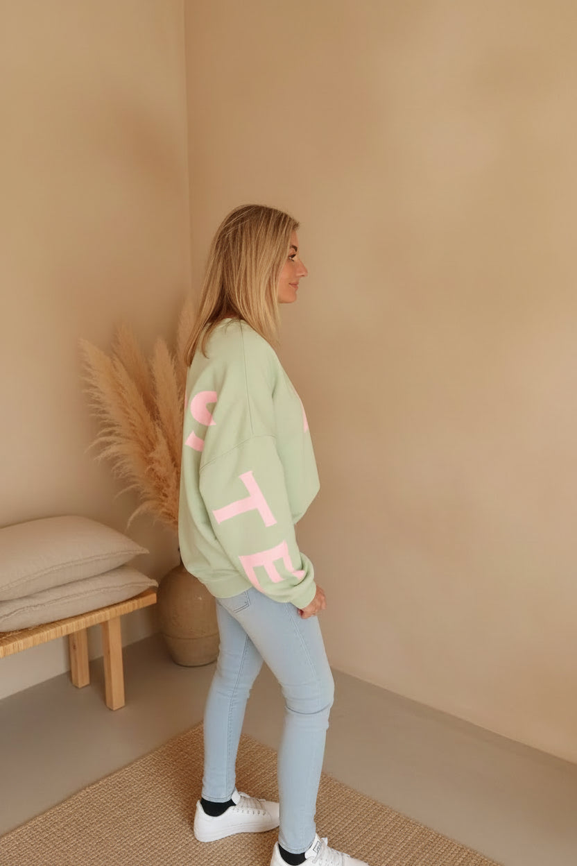 Namaste Sweater Mint – Oversized Damen Sweatshirt Frontansicht, rosa Namaste-Print am Ärmel, Boho-Stil