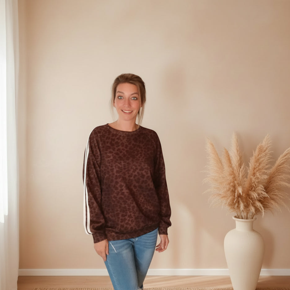 Damen Leo Sweatshirt in Braun mit Animal-Print und weißen Streifen, Seitenansicht
