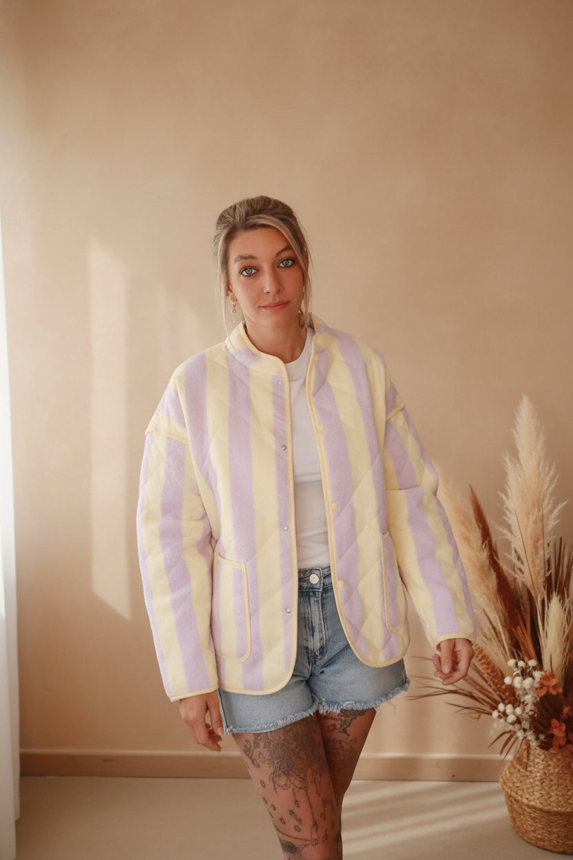 Boho-Luxe gesteppte Jacke in Pastellgelb und Flieder aus weichem Material.