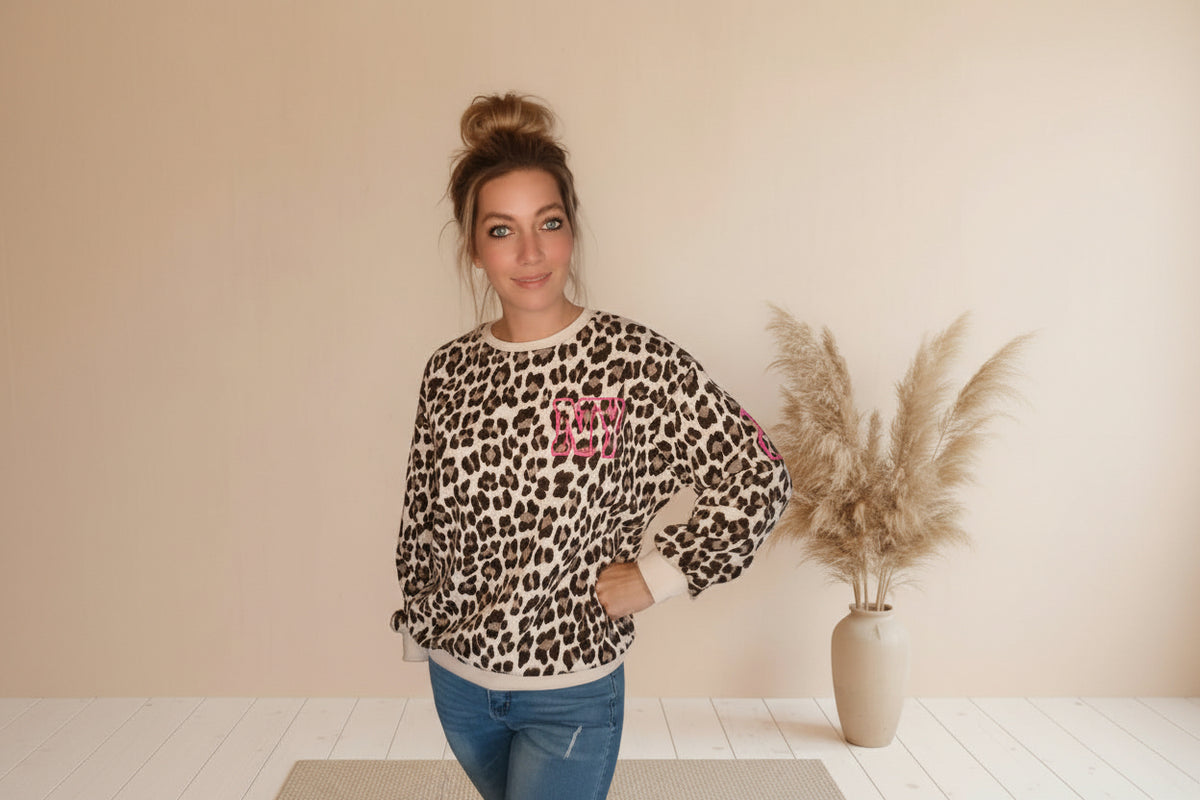 Modischer Damenpullover im Leo-Design mit pinkem Print