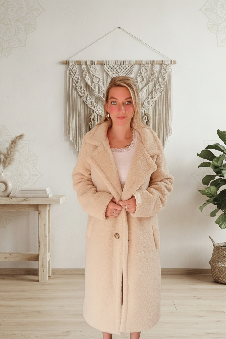 Beiger Boho-Luxe Teddyfellmantel für Damen aus weichem Material.