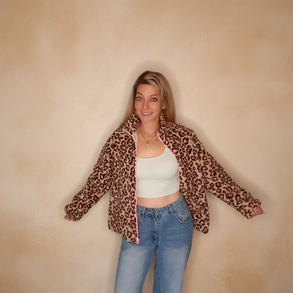 Damenmodel trägt eine braun-beige Leo-Jacke mit Animal-Print als modisches Statement-Piece.