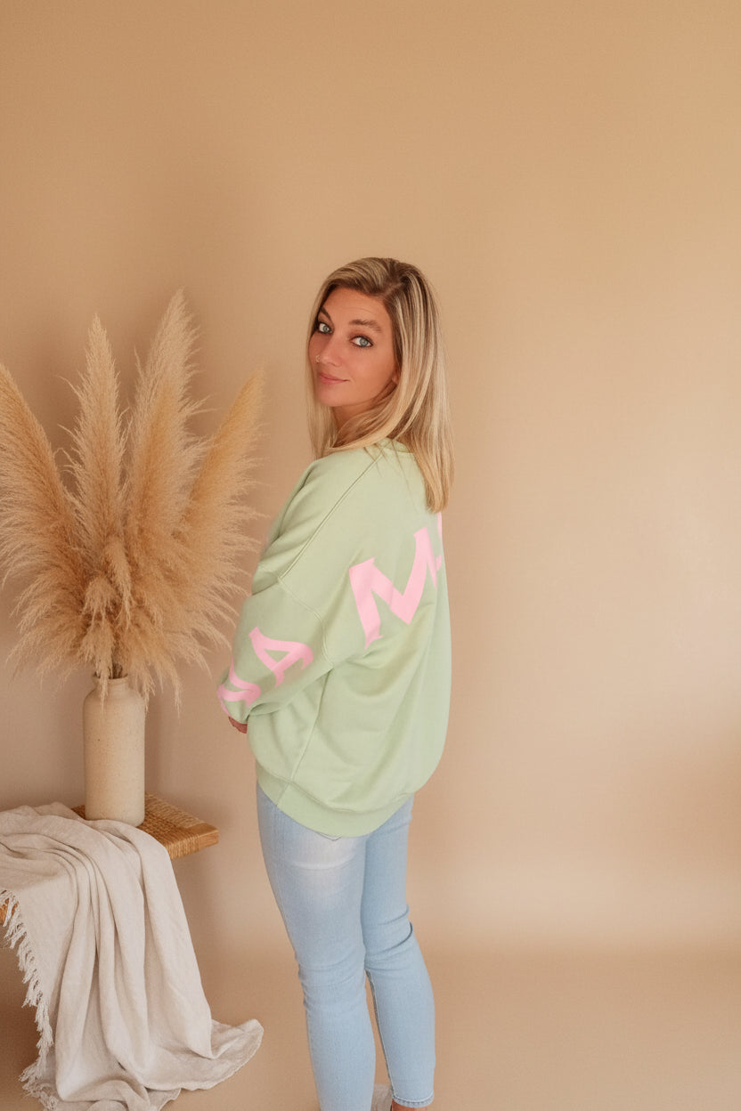 Namaste Sweater Mint – Detailansicht rosa Ärmelschriftzug, lässiger Boho-Look