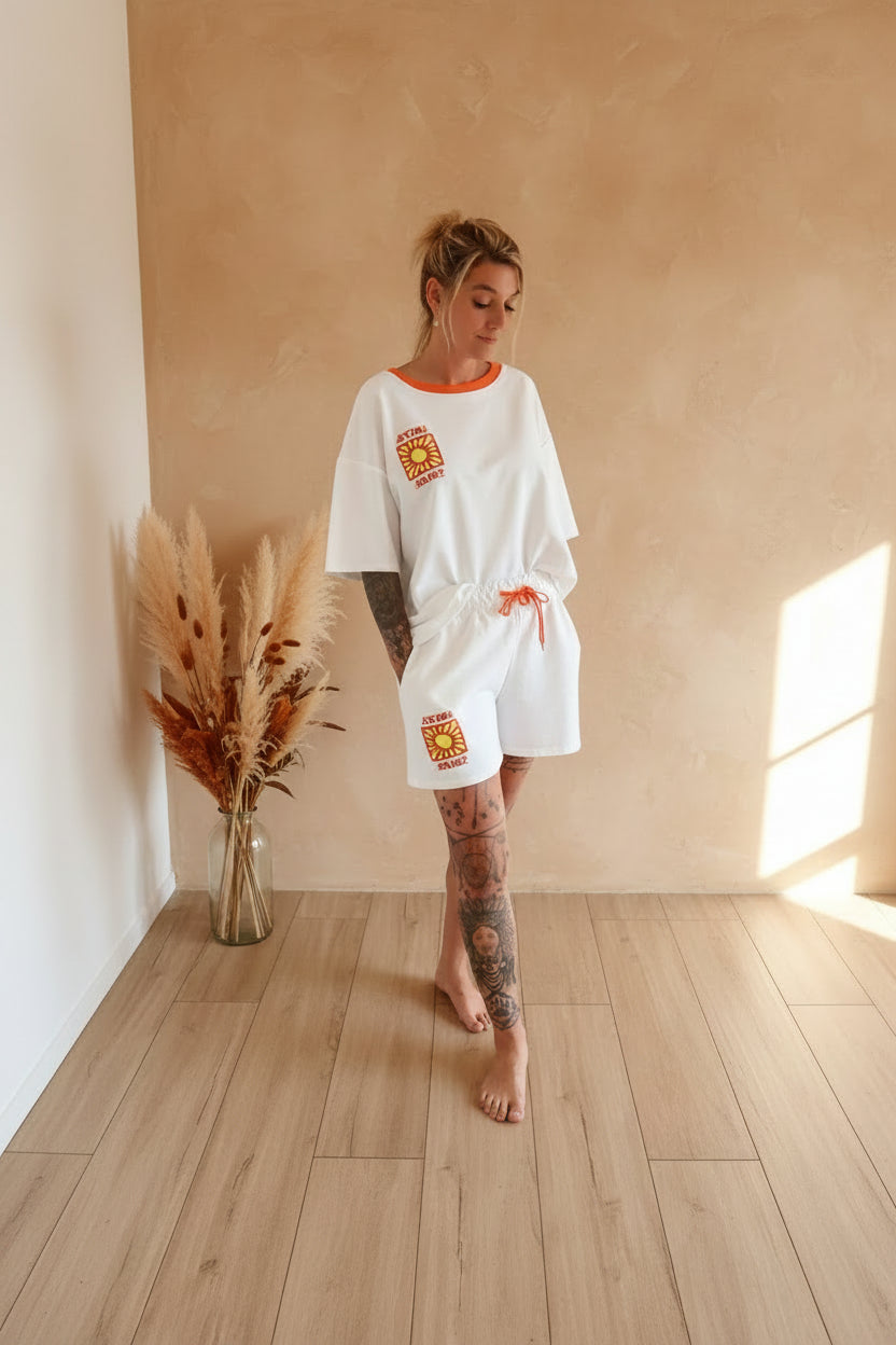 Boho-Luxe weißes Baumwoll-Set mit orangefarbenem Sonnen-Print für Damen.
