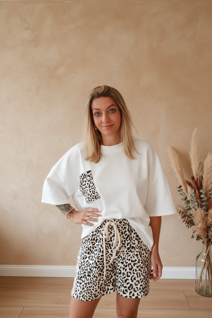 Boho-Luxe Outfit: Weißes Oversize-Shirt und Shorts mit Leopard-Print aus weichem Stoff.