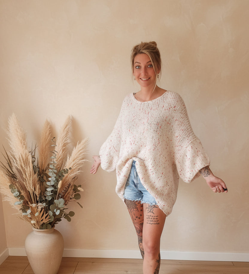 Oversized Pullover Creme Seitenansicht, weite Ärmel sichtbar, Boho-Pampas Deko – SK-Style Damen