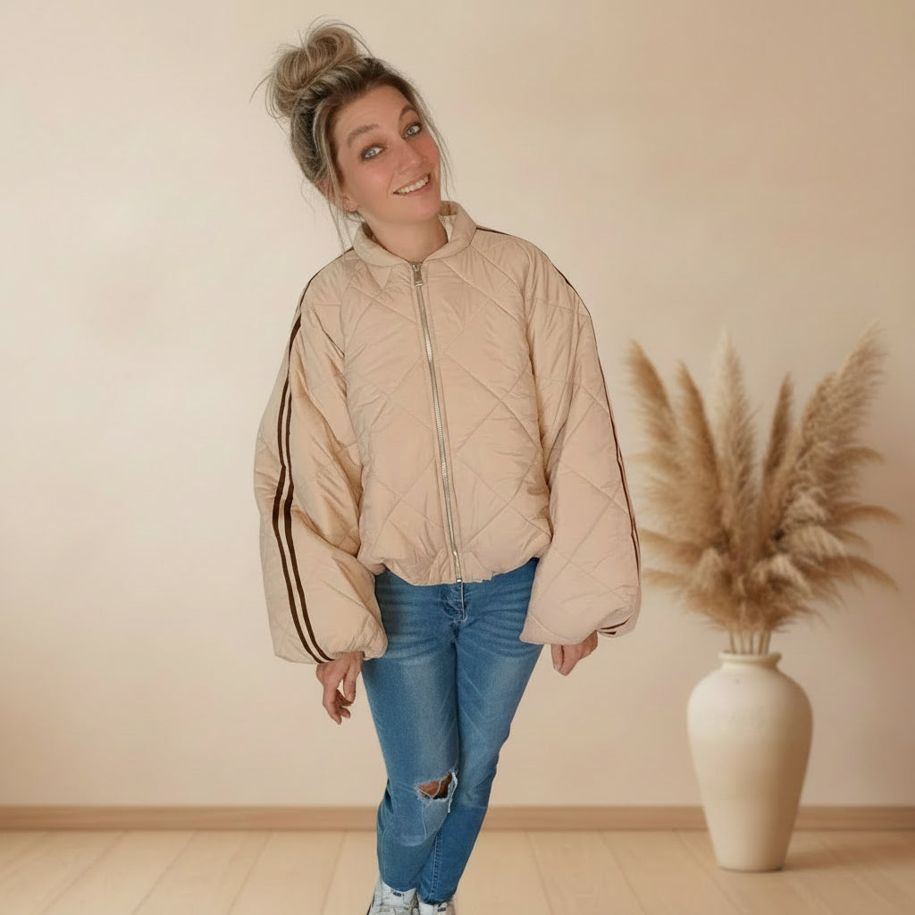 Oversize Damen Steppjacke Beige mit schwarzen Ärmelstreifen und Reißverschluss, Ganzkörperansicht