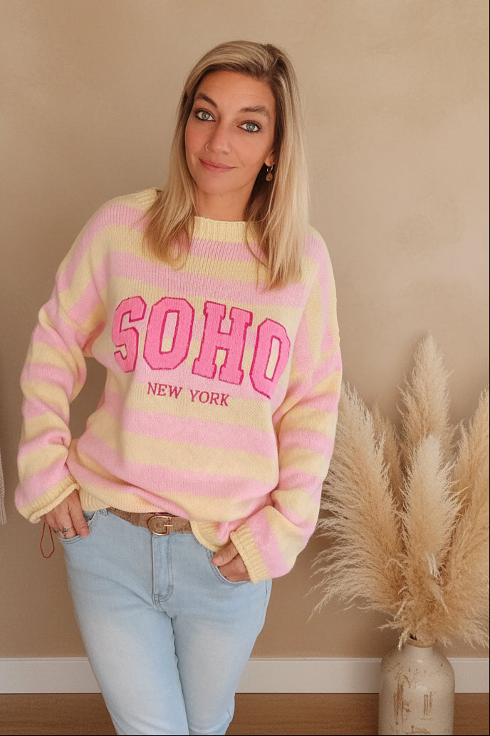 SOHO Streifenpullover Rosa Gelb – Oversized Strickpullover mit SOHO New York Schriftzug in Pink