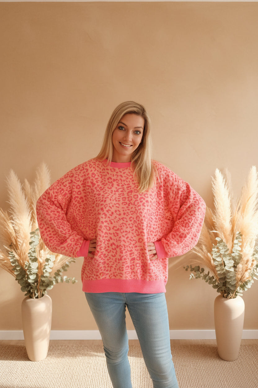 Leo Print Sweatshirt Damen Neon Koralle – Lifestyle Shot Boho Wohnambiente