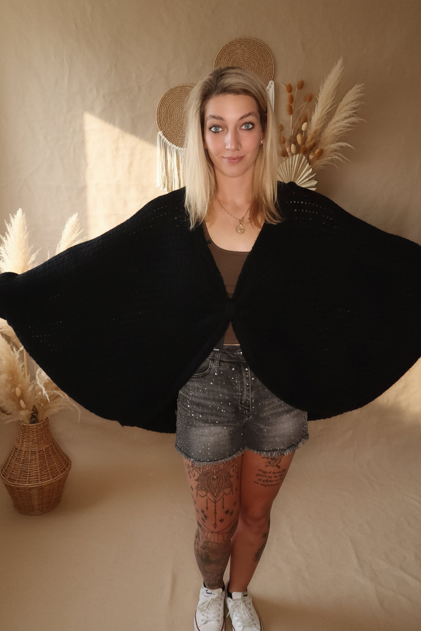 Oversized Strickpullover Damen schwarz – Frontansicht mit ausgebreiteten Ärmeln, Boho-Style