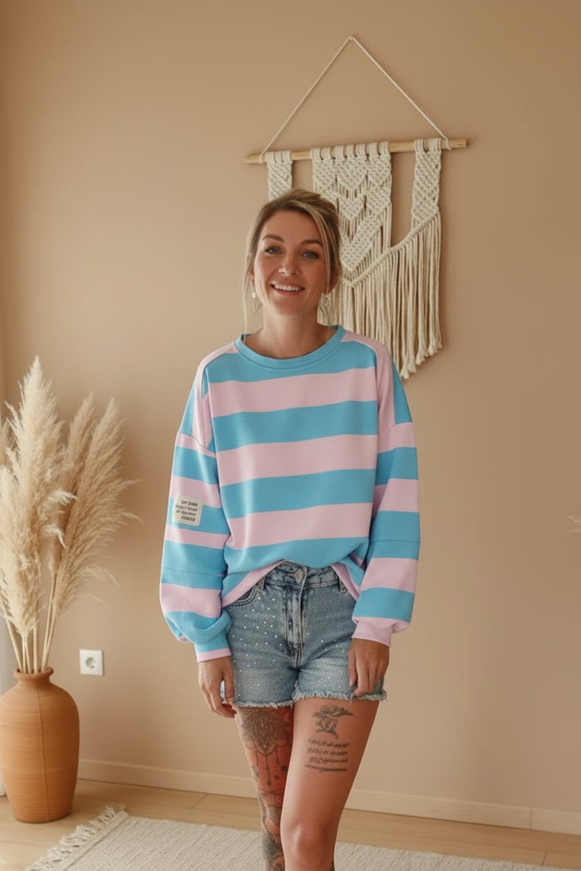 Boho-Luxe gestreifter Sweatshirt in Rosa und Hellblau aus weichem Baumwollstoff.