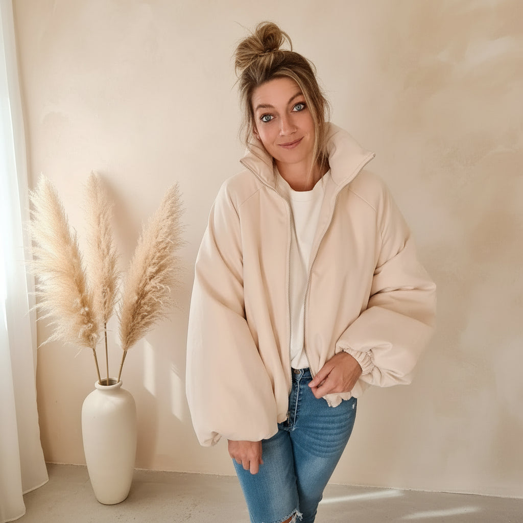 Oversize Ballonjacke in Creme, Detailansicht von Stehkragen und Reißverschluss