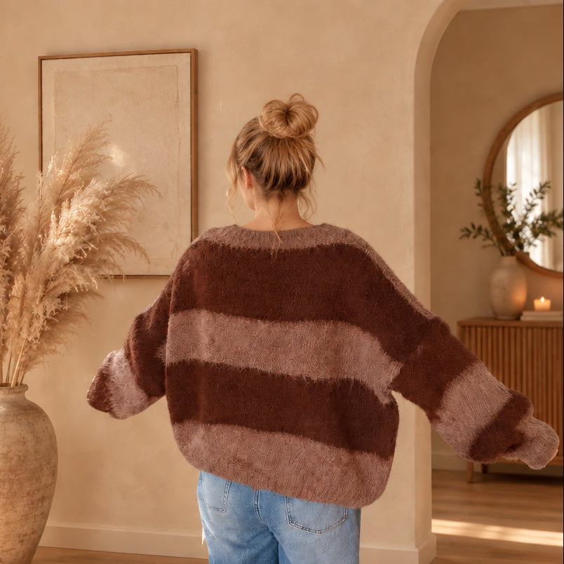 Rückansicht des braun-taupe gestreiften Damenpullovers mit weitem Schnitt und Bündchen.