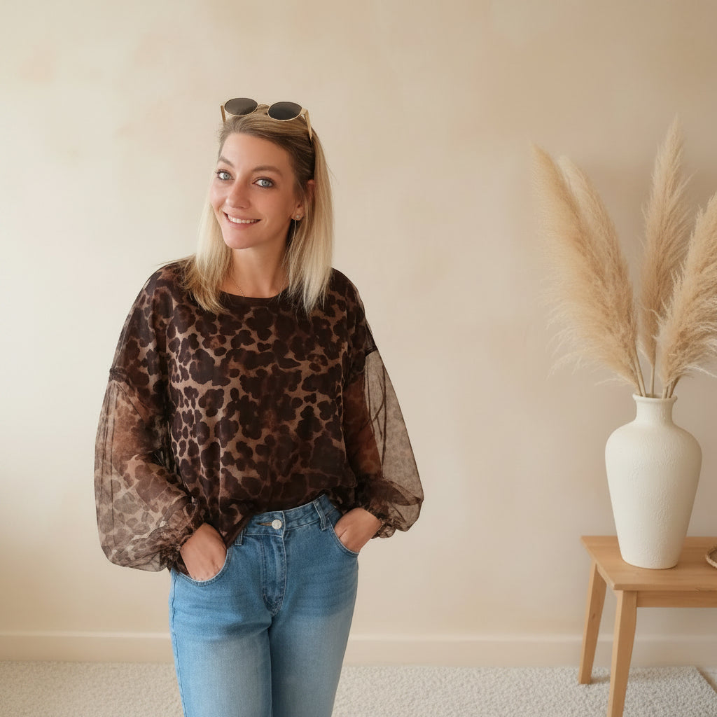 Dunkelbraunes Leo-Oberteil Damen mit Animal-Print am Model