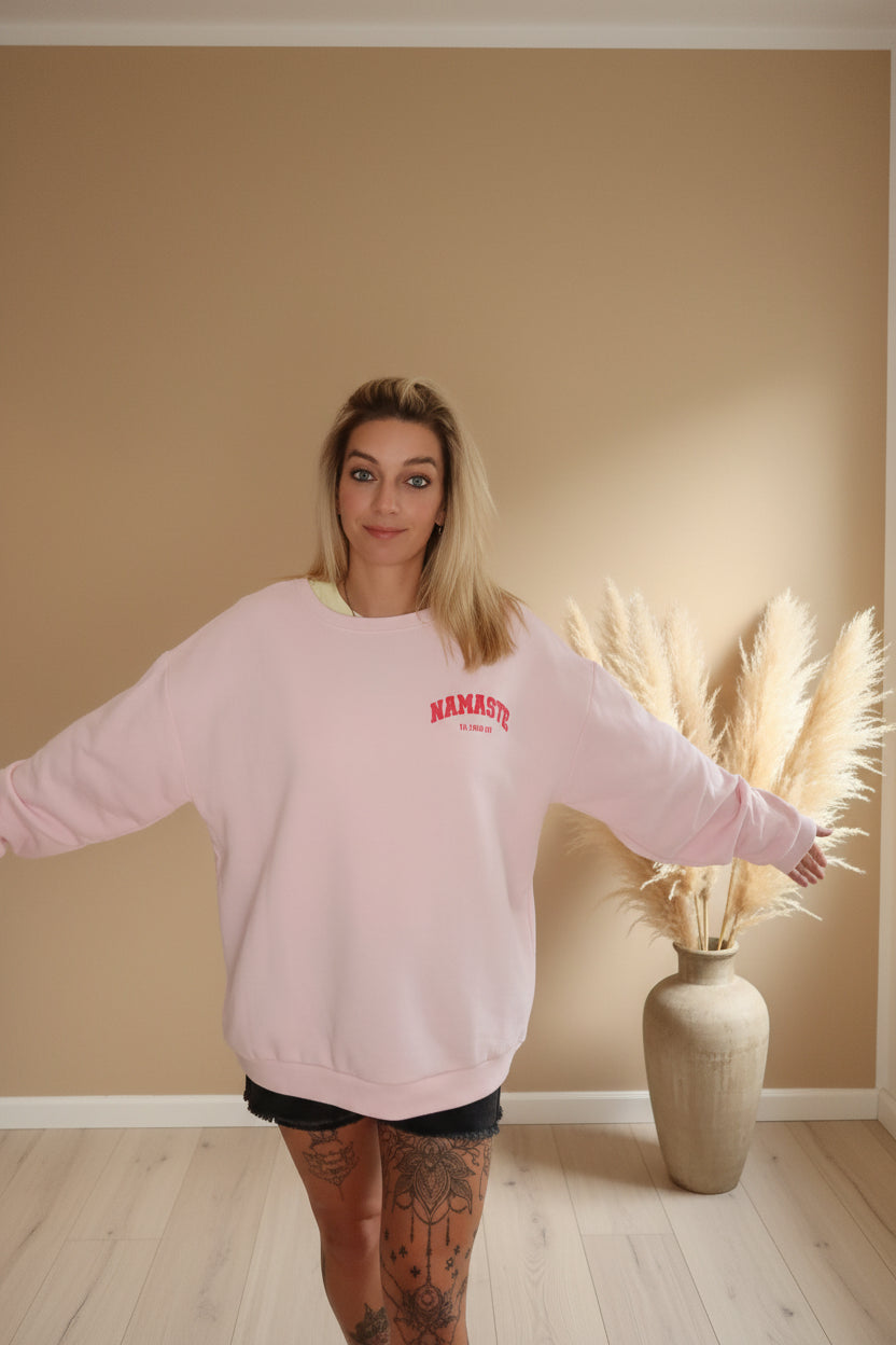 Namasté Oversize Sweater Pink – Seitenansicht, lässiger Oversized-Fit mit rotem Ärmel-Print