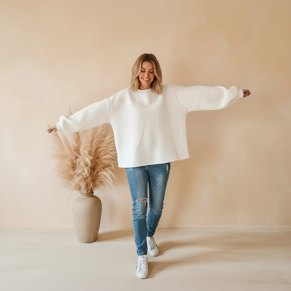 Weißes Oversize Sweatshirt Damen – Ganzkörperansicht mit ausgestreckten Armen, lässiger Boho-Look
