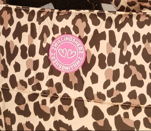 Zwillingsherz-Label Nahaufnahme innen – Shopper Leo Allover Beige, Markendetail