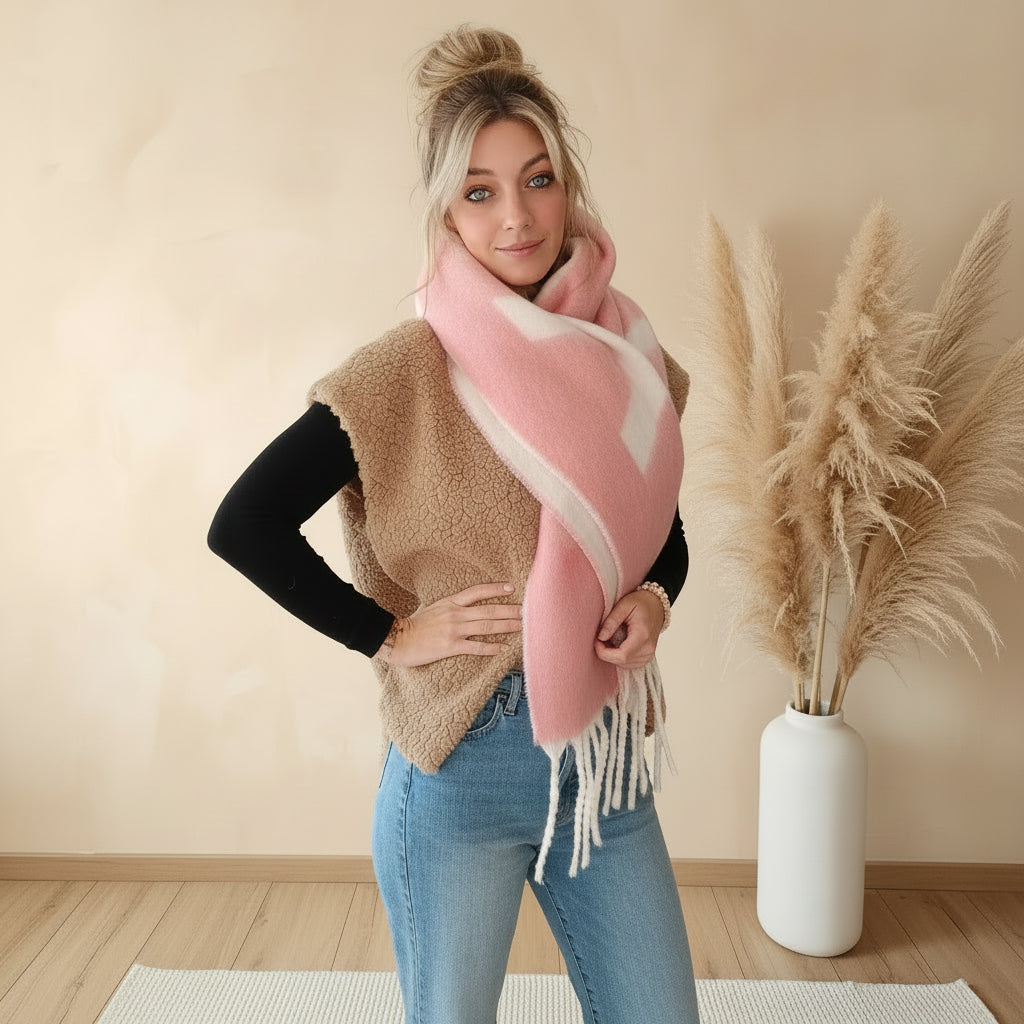 Frau in Style mit rosa AMOUR Schal aus weichem Material von SK-Style & Kompetenz