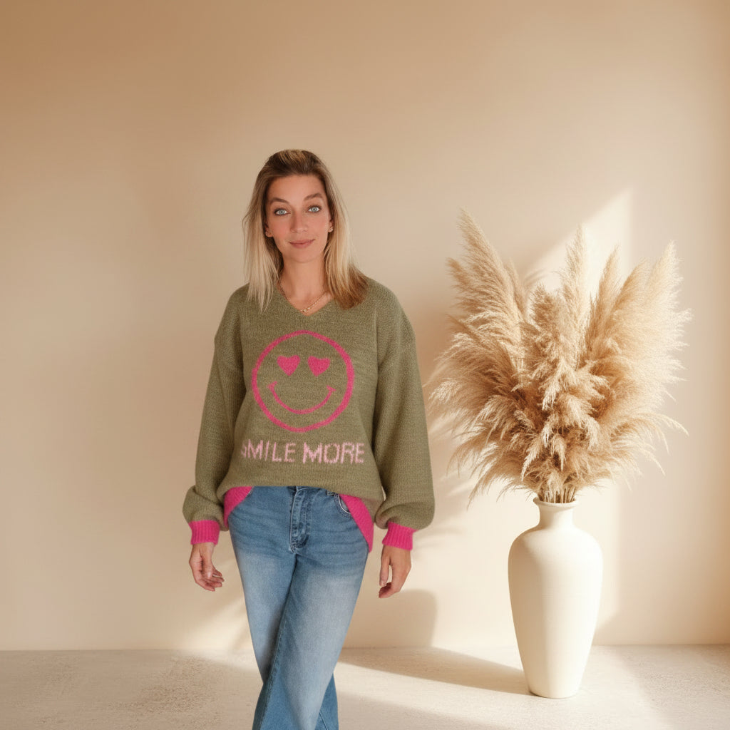Olivgrüner Zwillingsherz Strickpullover mit pinkem SMILE-MORE-Schriftzug, Frontansicht im Styling