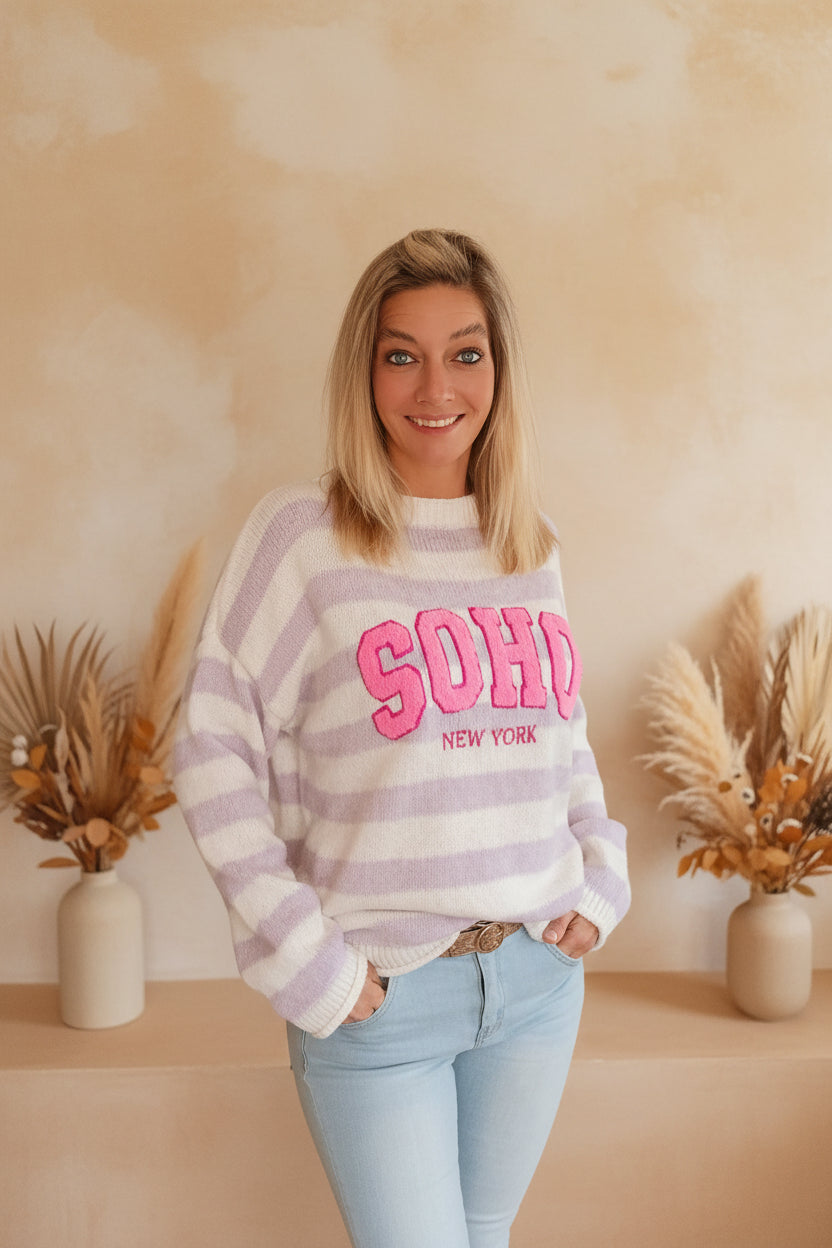 SOHO Streifenpullover Mint Weiß – Oversized Knit Sweater mit rosa SOHO Print, lässiger Boho-Look