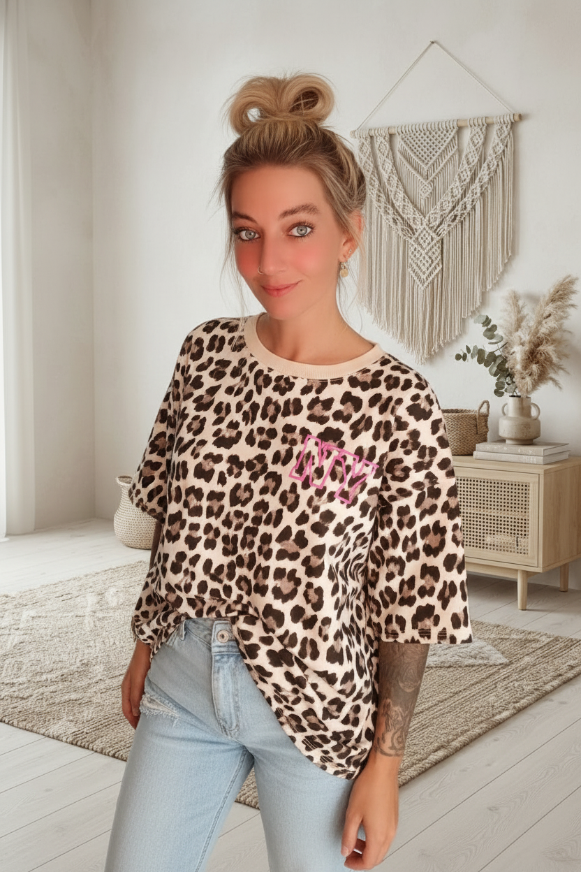 	Damen T-Shirt Leopard NYC Print – Frontansicht, Oversize-Fit, Boho-Luxe Style