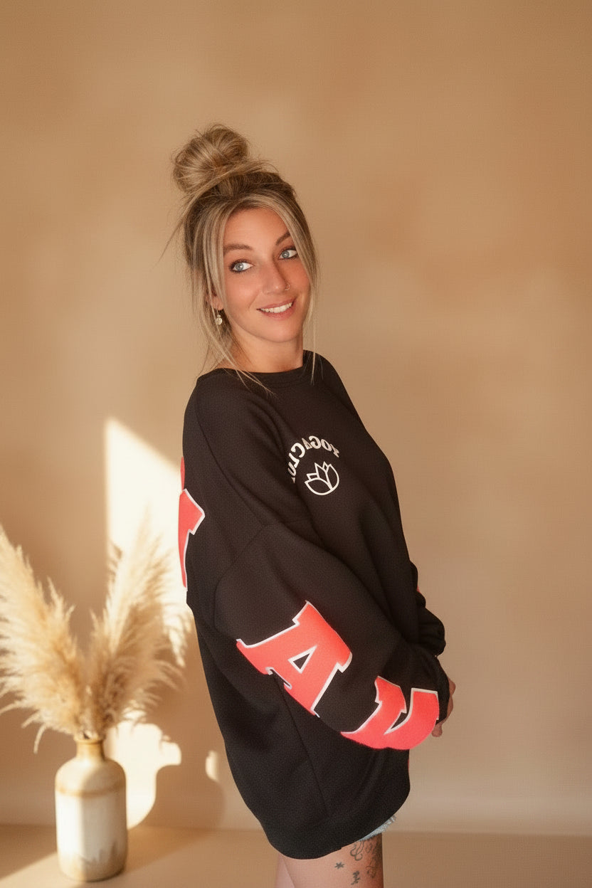 Boho-Luxe schwarzer Sweatshirt aus Baumwolle mit rotem Print für Damen.