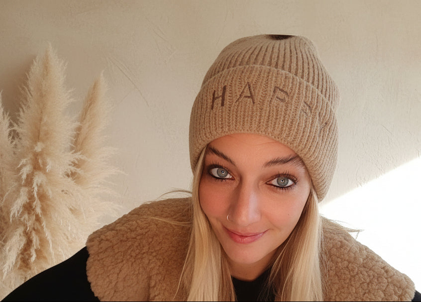 Damen-Strickmütze HAPPY in Khaki mit Schriftzug, Nahaufnahme der gerippten Beanie