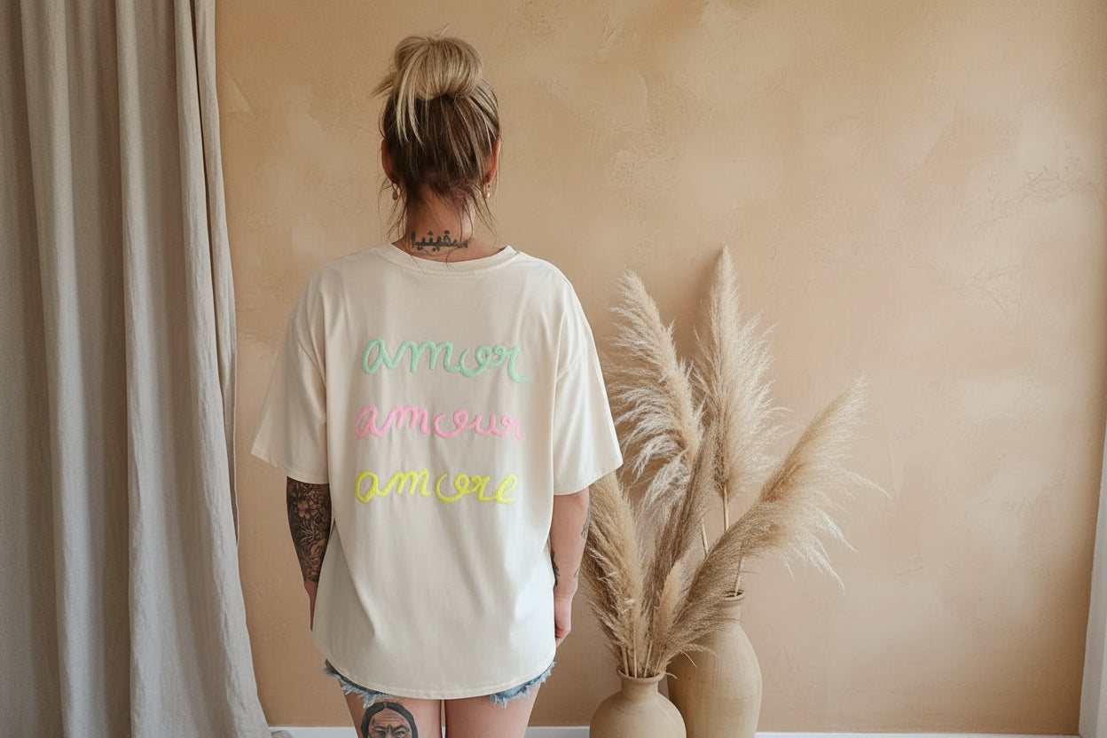 Boho-Luxe Damen-T-Shirt 'Amor Amour Amore', Oversize-Fit, Styling-Shot