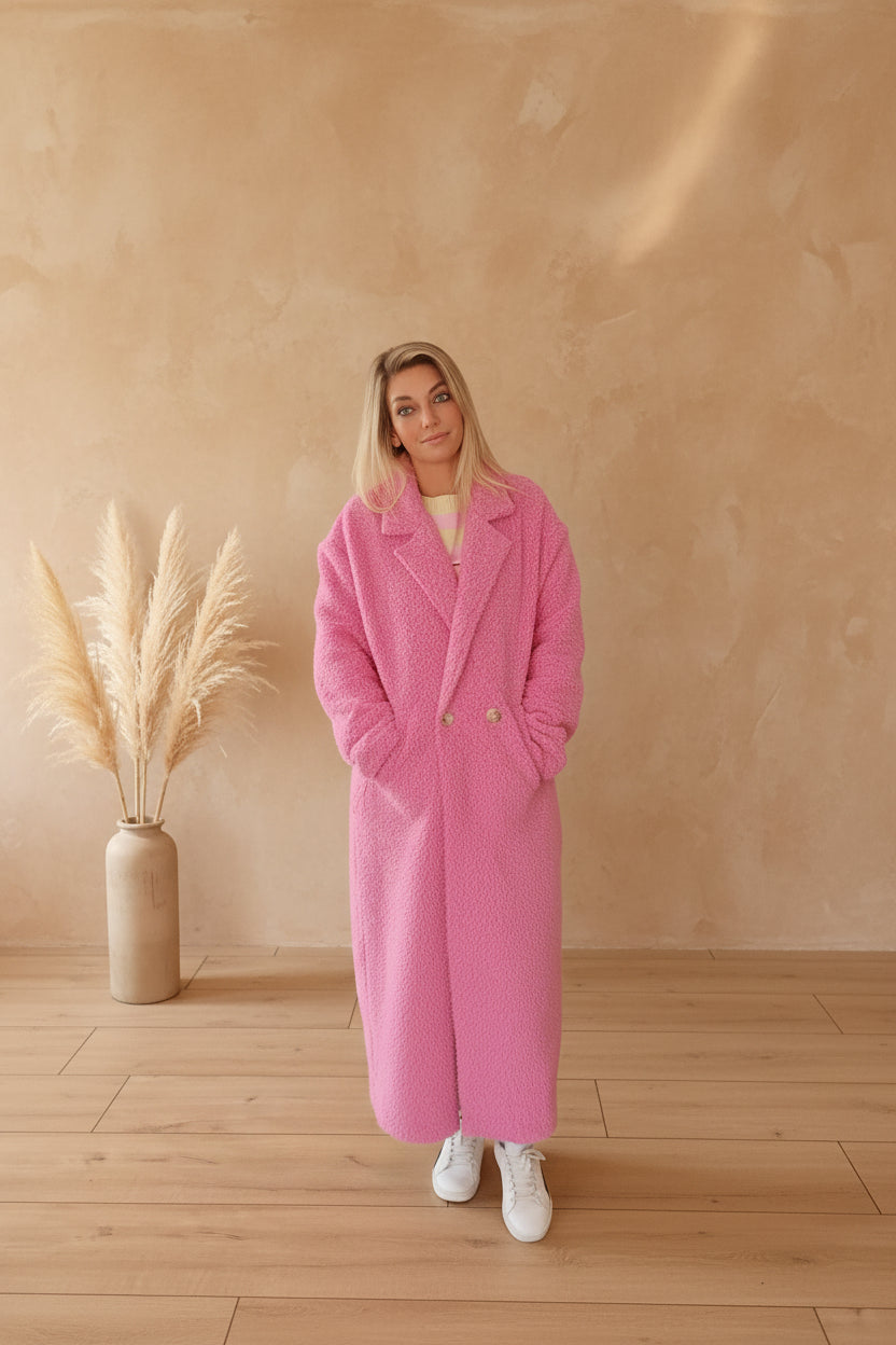Oversized Teddy Mantel Pink – Ganzkörper Frontansicht, Pampas Deko Boho Setting