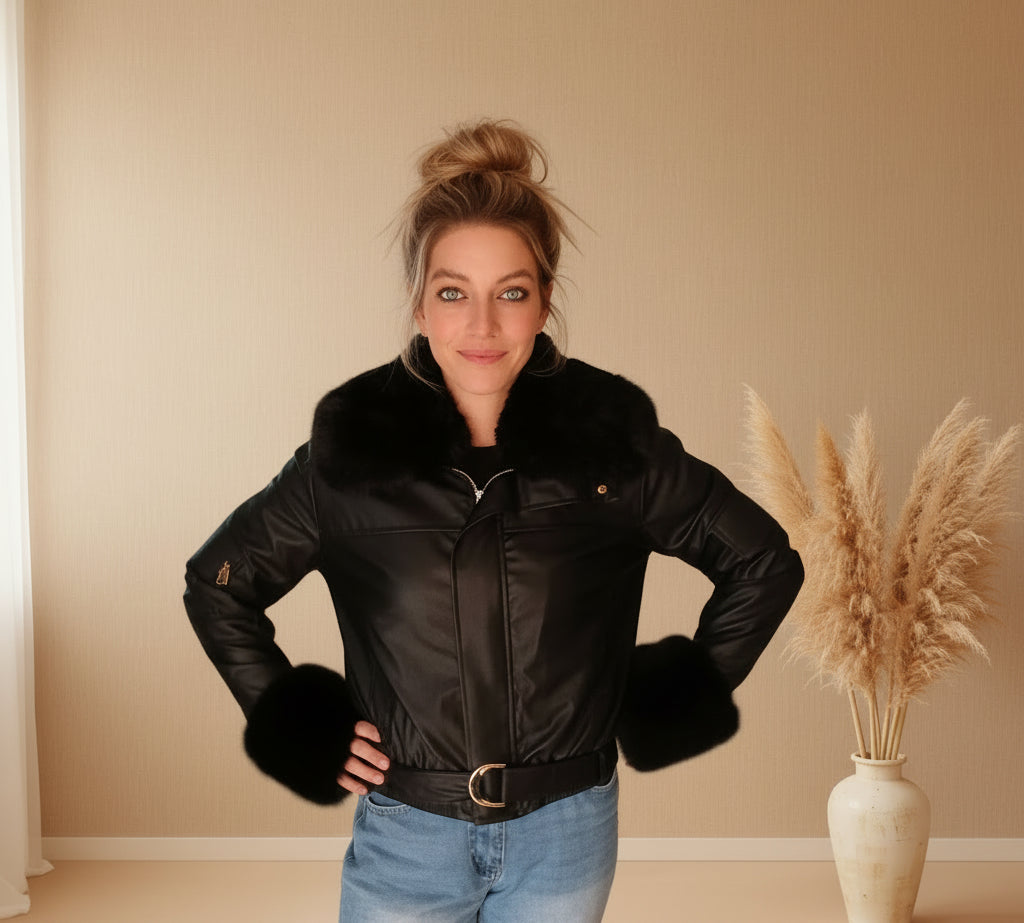 Schwarze Cropped Jacke Damen in Lederoptik mit Webpelzkragen und Fellmanschetten, Frontansicht mit Gürtel und Jeans