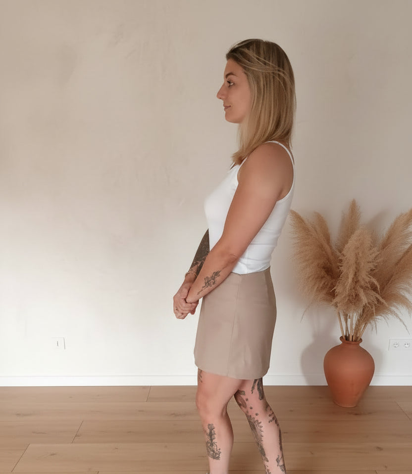 Eleganter Mini-Rock Damen Beige – Seitenansicht zeigt Schnitt und Länge