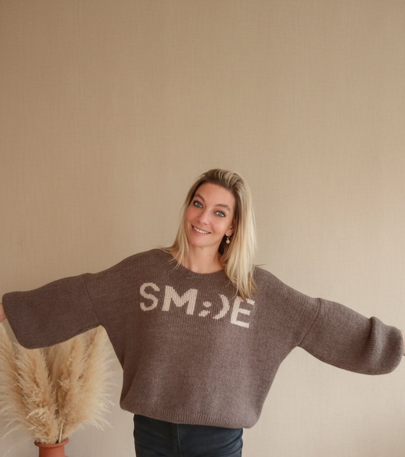 Boho-Luxe Strickpullover in Braun mit weißem Schriftzug für Damen.