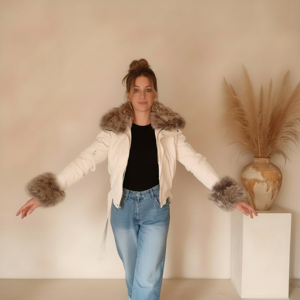 Damen Cropped Jacke cremeweiß mit großem Fellkragen, seitliche Ansicht mit Bindegürtel