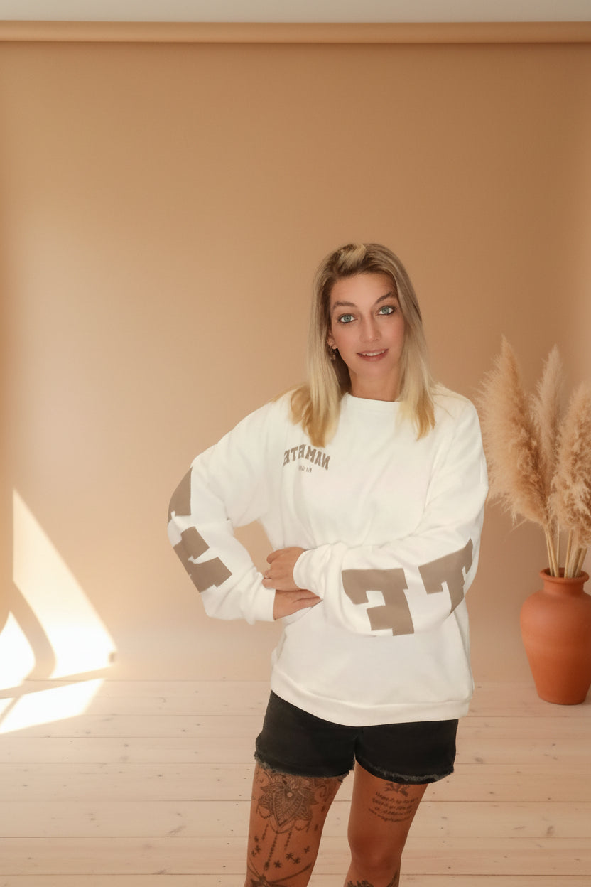 Namasté Oversize Sweater Weiß – Detailansicht Print Yoga Motiv