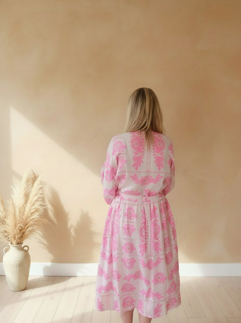 Blossom Kleid Rosa Ganzkörper – Midi-Kleid mit rosa Blumenprint, Bindegürtel und Beinschlitz, Boho-Stil