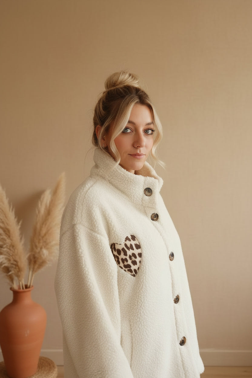 Teddy-Jacke cremeweiß Seitenansicht – Knopfleiste und Stehkragen – Oversize Fit