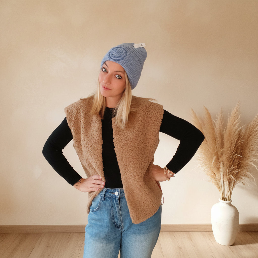 Hellblaue Mütze mit Smiley-Aufnäher in frontaler Nahaufnahme, sichtbare Strickstruktur und modische Passform
