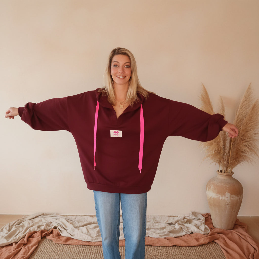 Bordeauxfarbener Yoga-Hoodie mit pinken Kordeln und Yoga-Lotus-Label in der Vorderansicht